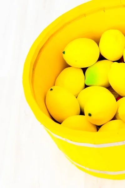 Большие Желтые Лимоны Большой Желтой Деревянной Раковине Стоящей Полу — стоковое фото