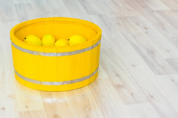 Grandes Limones Amarillos Gran Lavabo Madera Amarillo Pie Suelo — Foto de Stock