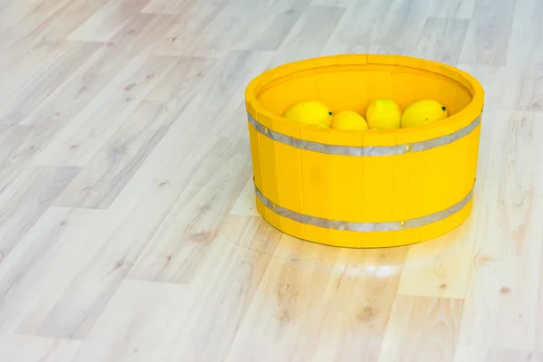 Grandes Limones Amarillos Gran Lavabo Madera Amarillo Pie Suelo — Foto de Stock