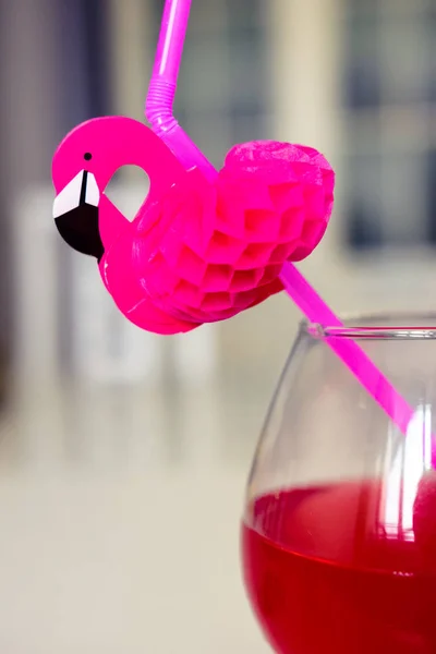 Trinken Rot Mit Dekorativem Trinkschlauch Mit Flamingo Figur — Stockfoto