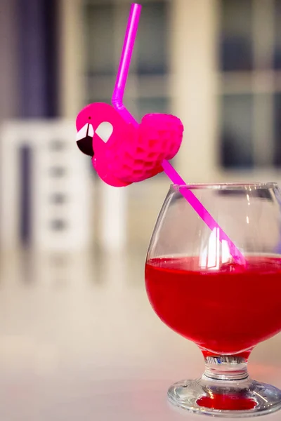 Trinken Rot Mit Dekorativem Trinkschlauch Mit Flamingo Figur — Stockfoto