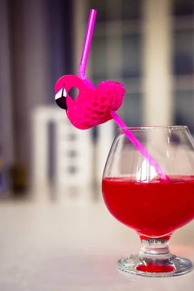 Trinken Rot Mit Dekorativem Trinkschlauch Mit Flamingo Figur — Stockfoto