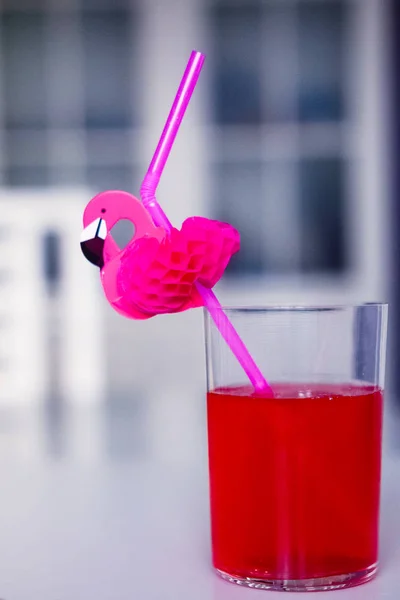 Trinken Rot Mit Dekorativem Trinkschlauch Mit Flamingo Figur — Stockfoto