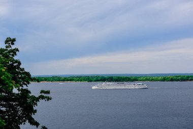 açık bir yaz gününde yüksek Banka yolcu gemileri ile nehir görünümü 