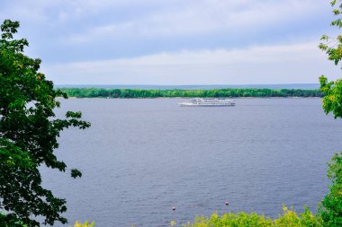 açık bir yaz gününde yüksek Banka yolcu gemileri ile nehir görünümü 