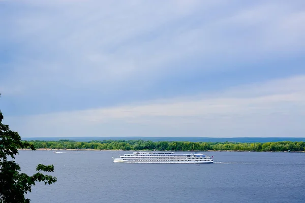 Vista Del Río Con Barcos Pasajeros Desde Banco Día Claro — Foto de Stock