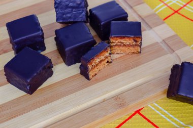 Ahşap bir Tahta ve sarı tekstil Avusturya bal kek 