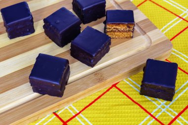 Ahşap bir Tahta ve sarı tekstil Avusturya bal kek 