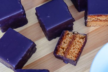 Ahşap bir Tahta ve sarı tekstil Avusturya bal kek 