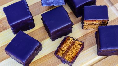 Ahşap bir Tahta ve sarı tekstil Avusturya bal kek 