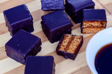 Ahşap bir Tahta ve sarı tekstil Avusturya bal kek 