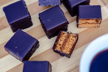 Ahşap bir Tahta ve sarı tekstil Avusturya bal kek 