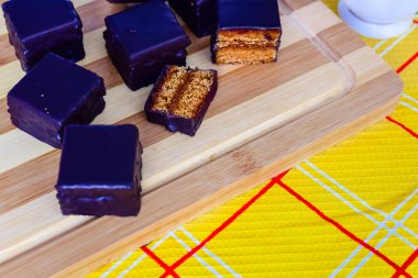 Ahşap bir Tahta ve sarı tekstil Avusturya bal kek 