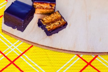 Ahşap bir Tahta ve sarı tekstil Avusturya bal kek 