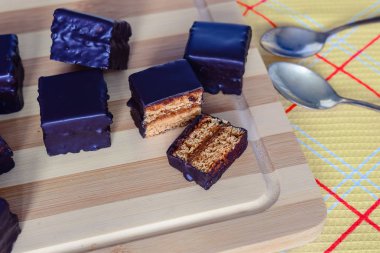 Ahşap bir Tahta ve sarı tekstil Avusturya bal kek 