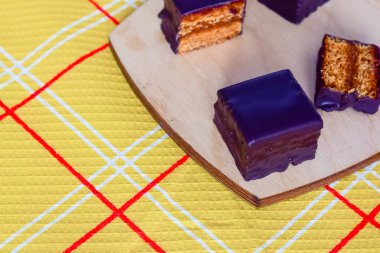 Ahşap bir Tahta ve sarı tekstil Avusturya bal kek 