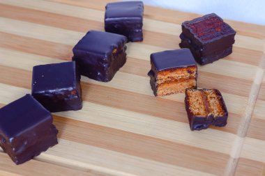 Ahşap bir Tahta ve sarı tekstil Avusturya bal kek 