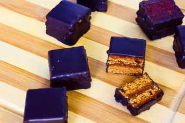 Ahşap bir Tahta ve sarı tekstil Avusturya bal kek 