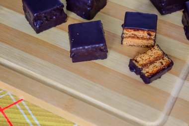 Ahşap bir Tahta ve sarı tekstil Avusturya bal kek 