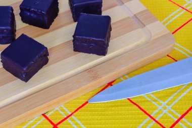 Ahşap bir Tahta ve sarı tekstil Avusturya bal kek 