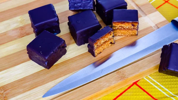 Ahşap bir Tahta ve sarı tekstil Avusturya bal kek 