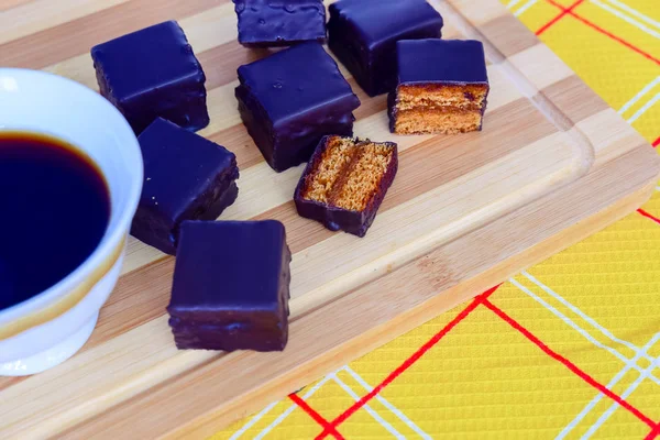 Ahşap bir Tahta ve sarı tekstil Avusturya bal kek 