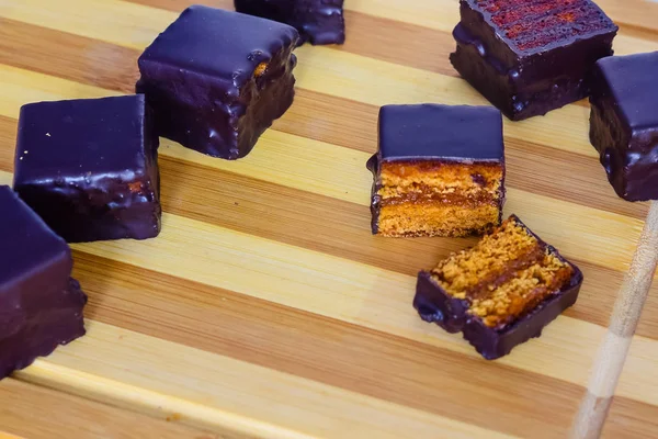 Ahşap bir Tahta ve sarı tekstil Avusturya bal kek 