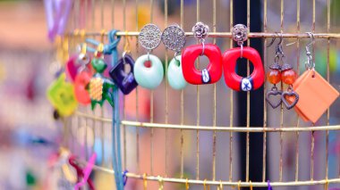 ilkel süslemeler - küpe ve broş - yapılmış ve ucuz süs malzemeleri 