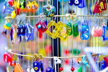 ilkel süslemeler - küpe ve broş - yapılmış ve ucuz süs malzemeleri 