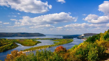 erken sonbaharda açık bir Güneşli günde Zhiguli dağlarında Volga nehri görünümü 