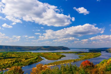 erken sonbaharda açık bir Güneşli günde Zhiguli dağlarında Volga nehri görünümü 