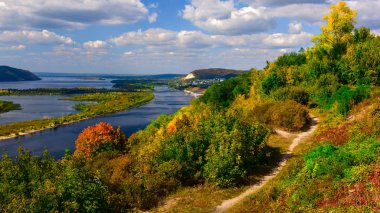 erken sonbaharda açık bir Güneşli günde Zhiguli dağlarında Volga nehri görünümü 