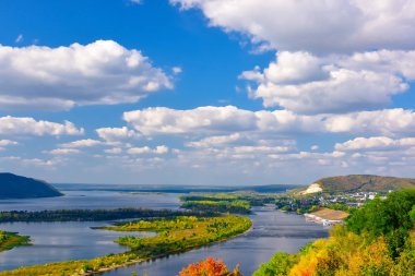 erken sonbaharda açık bir Güneşli günde Zhiguli dağlarında Volga nehri görünümü 