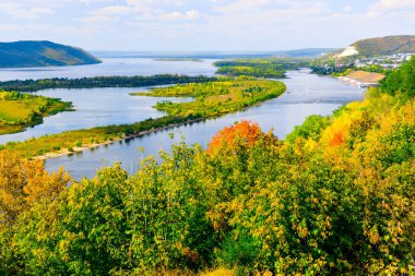 erken sonbaharda açık bir Güneşli günde Zhiguli dağlarında Volga nehri görünümü 