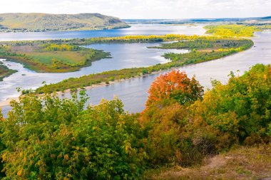 erken sonbaharda açık bir Güneşli günde Zhiguli dağlarında Volga nehri görünümü 