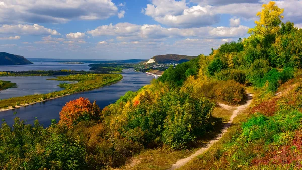 erken sonbaharda açık bir Güneşli günde Zhiguli dağlarında Volga nehri görünümü 