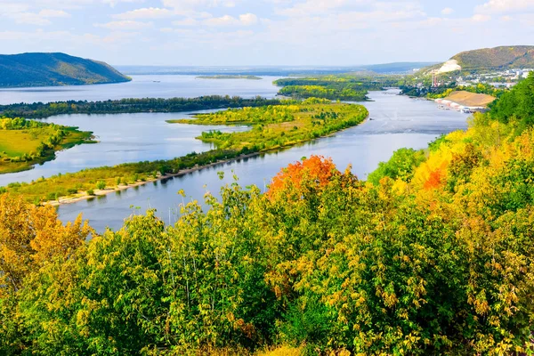 erken sonbaharda açık bir Güneşli günde Zhiguli dağlarında Volga nehri görünümü 