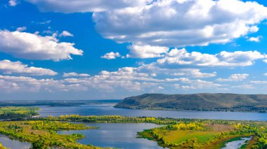 erken sonbaharda açık bir Güneşli günde Zhiguli dağlarında Volga nehri görünümü 