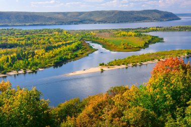 erken sonbaharda açık bir Güneşli günde Zhiguli dağlarında Volga nehri görünümü 