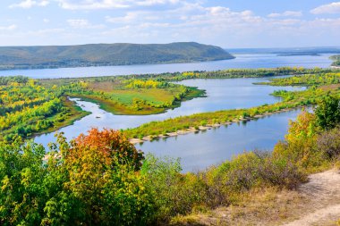 erken sonbaharda açık bir Güneşli günde Zhiguli dağlarında Volga nehri görünümü 