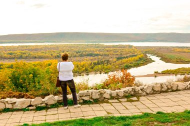 insanlar doğa bitkileri, nehirler ve göller, kuşlar bakmak 