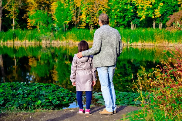 insanlar doğa bitkileri, nehirler ve göller, kuşlar bakmak 