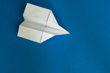 kağıt uçak-kolay ama kısa ömürlü uçuş sembolü 