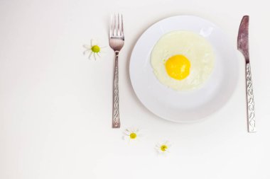 beyaz bir tabak ve eklemeler ile parlak beyaz bir masa üzerinde çırpılmış yumurta 