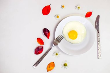 beyaz bir tabak ve eklemeler ile parlak beyaz bir masa üzerinde çırpılmış yumurta 