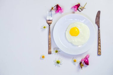 beyaz bir tabak ve eklemeler ile parlak beyaz bir masa üzerinde çırpılmış yumurta 