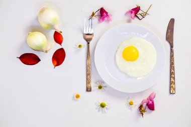 beyaz bir tabak ve eklemeler ile parlak beyaz bir masa üzerinde çırpılmış yumurta 