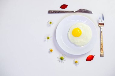 beyaz bir tabak ve eklemeler ile parlak beyaz bir masa üzerinde çırpılmış yumurta 