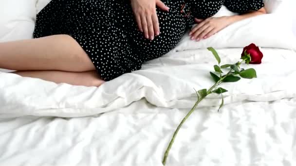 Ung Gravid Kvinna Sängen Med Ros — Stockvideo