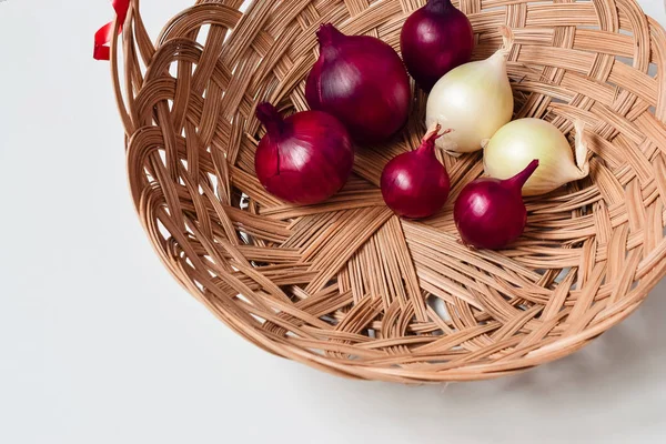 Red Onion White Onion Wicker Basket — Stock Photo, Image